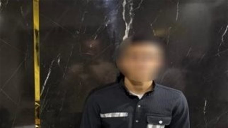 شخص يلوح بسلاح أبيض