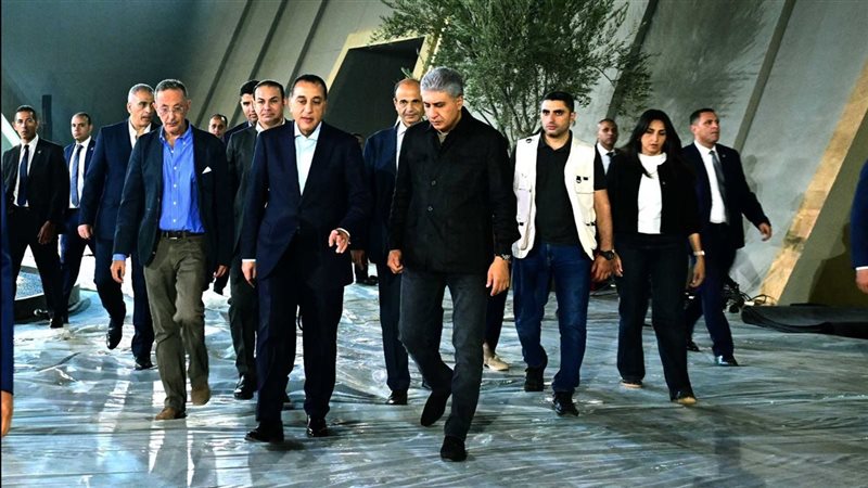 مدبولي يتفقد اللمسات