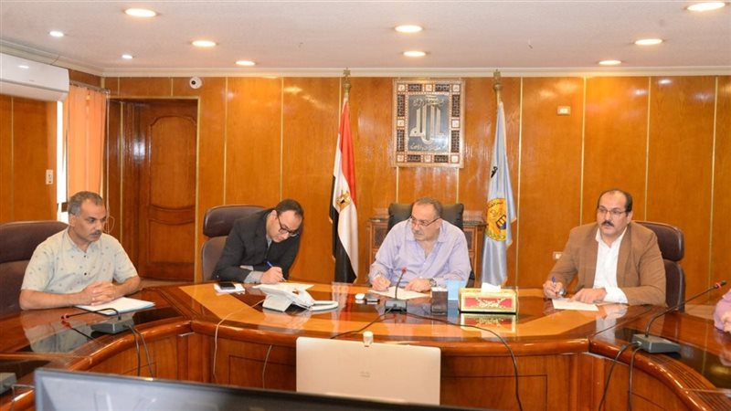 محافظ أسيوط يجري