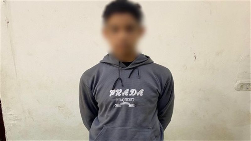 طالب يطعن مواطن في