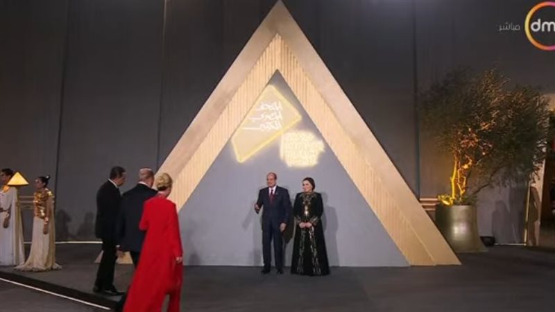 الرئيس السيسي والسيدة