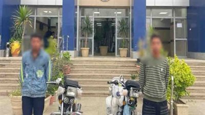 ضبط طالب وسائق نفذا استعراضات خطيرة بدراجتين ناريتين على طريق سريع بالقاهرة