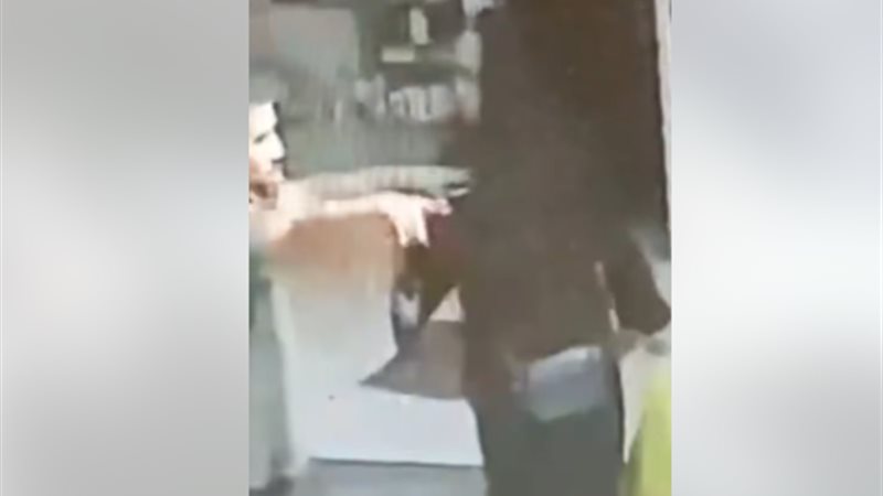 شاب يصفع مسنة ويسقطها