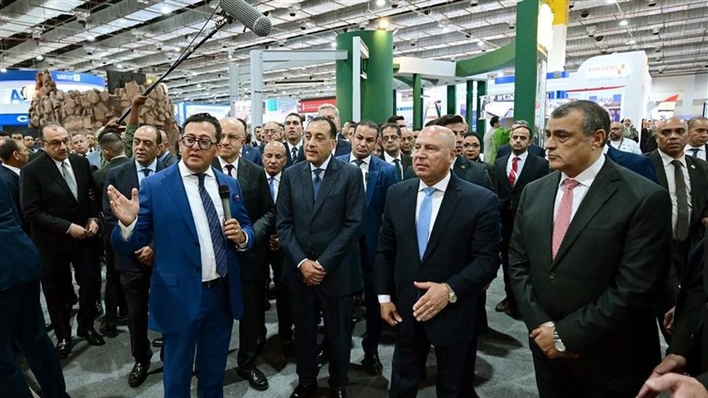 خلال افتتاح معرض