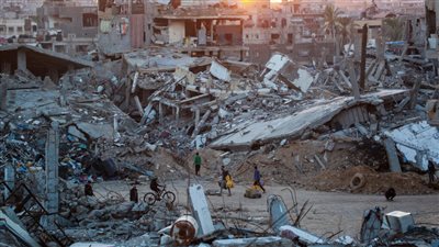 عامان على العدوان، غزة تواجه كارثة إنسانية وبيئية.. تلوث 88% من الآبار.. توجيه الصرف للشوارع.. 15 شخصا يعيشون في الغرفة الواحدة.. نسبة الفقر 90% والجوع 95%.. ارتفاع معدلات العنف الأسري