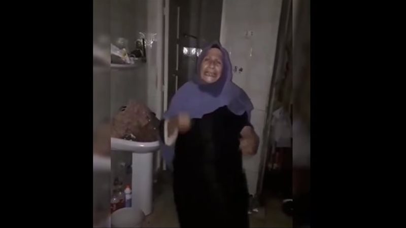 مسنة تستغيث وتبكي