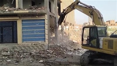 إزالة عقار مخالف بمنطقة البهتيني بالإسماعيلية (صور)