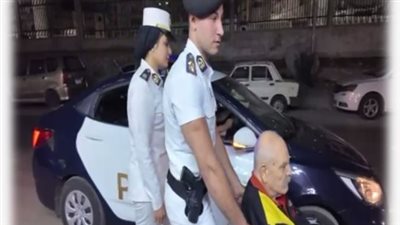 الشرطة بالإسكندرية تساعد مواطنا مسنا للإدلاء بصوته في انتخابات مجلس النواب 2025 (صور)