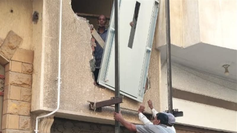 جانب من إزالة المصعد،