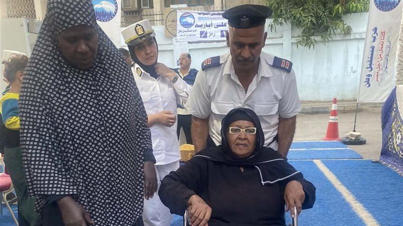 رجال الشرطة يساعدون