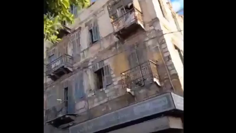 عقار آيل للسقوط يهدد