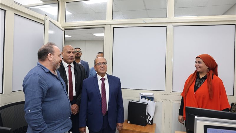رئيس القابضة خلال