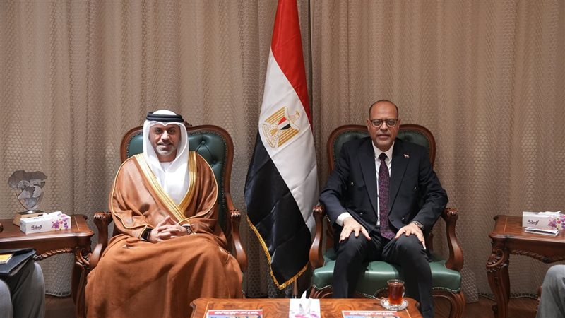 وزير العمل مع السفير