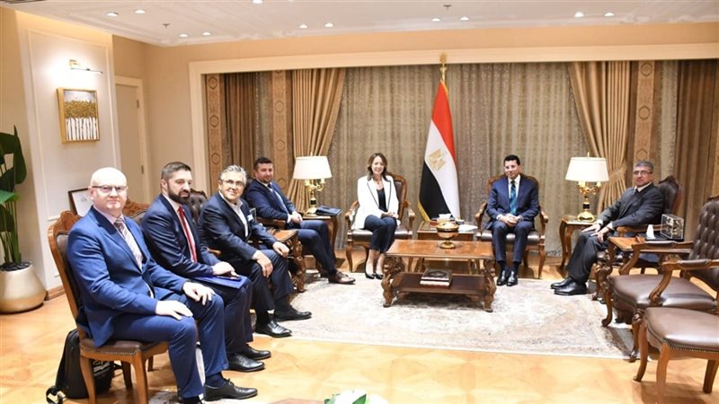 أشرف صبحي يشهد توقيع