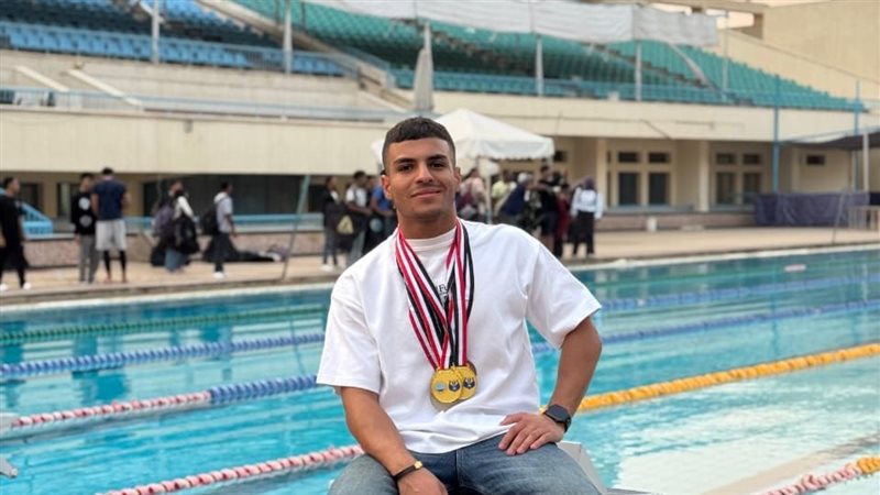 بطل العالم في سباحة
