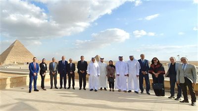 خالد عبد العزيز ووزير الإعلام البحريني في جولة بالأهرامات والمتحف الكبير 