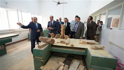 محافظ أسيوط يصطحب وفد المحكمة العربية لتفقد مركز خان الخليلي قبل افتتاحه (فيديو) 