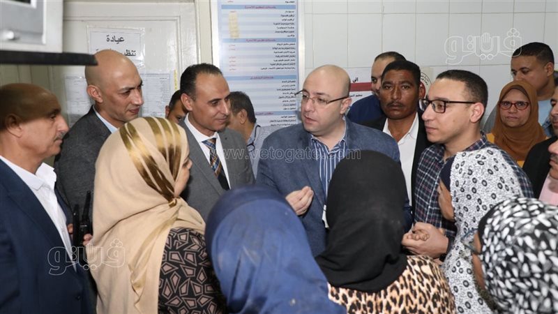 محافظ بني سويف يستمع