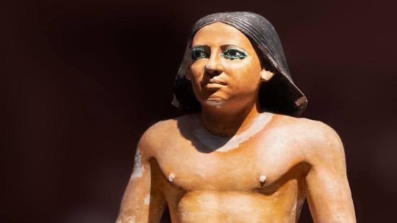 تمثال الكاتب الجالس