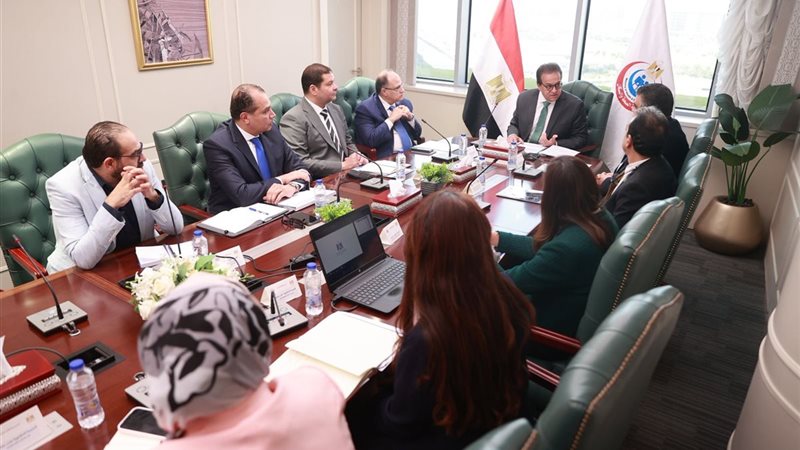 اجتماع وزير الصحة