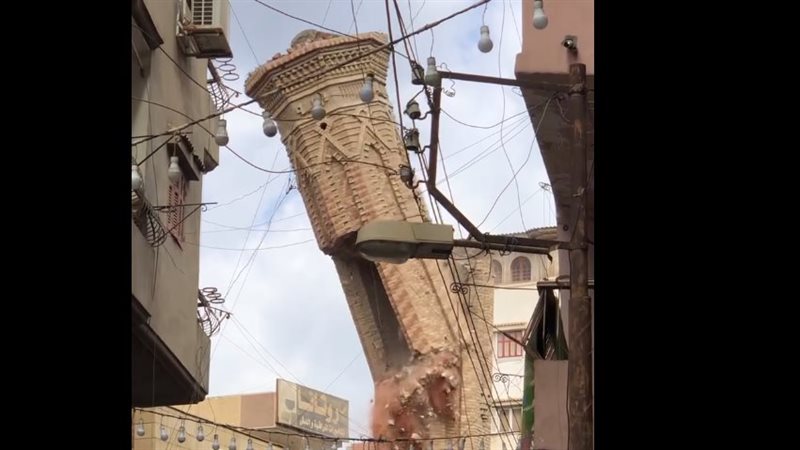 لحظة إنهيار مئذنة