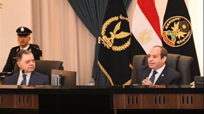 السيسي للمصريين: ما تنتخبوش واحد علشان فلوسه