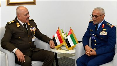 الفريق أحمد خليفة يعود إلى أرض الوطن عقب مشاركته فى معرض دبى الدولى للطيران 