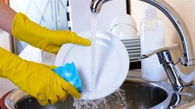 لربات البيوت.. يجب ارتداء جوانتى أثناء غسل الصحون لتجنب الفطريات 