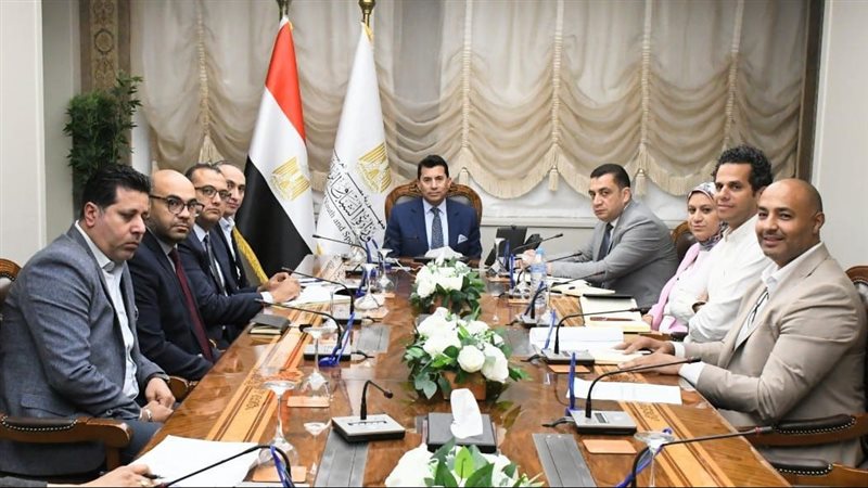 وزير الشباب يبحث