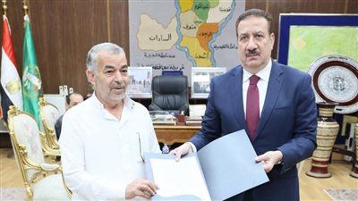 محافظ المنوفية يسلّم 11 عقد تقنين لأراضي أملاك الدولة