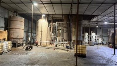 ضبط مصنع غير مرخص لإعادة تدوير زيوت السيارات المستعملة بالجيزة