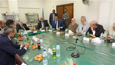 محافظ القاهرة يناقش خطة رفع كفاءة البنية التحتية بسوق العبور