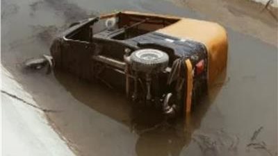 إصابة 3 أشخاص في حادث انقلاب 