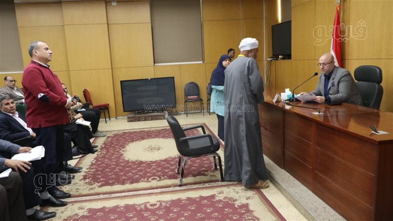 محافظ بني سويف يستمع