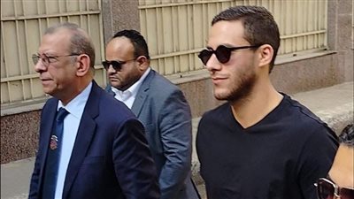 بعد تسببه في تأجيل الجلسة، محامي المتهم الأول بقضية رمضان صبحي يتنحى عن الدفاع 