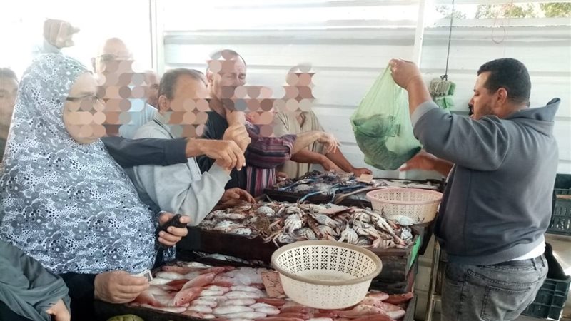إقبال على شراء الأسماك