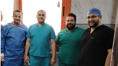 فريق طبي بالتأمين الصحي في بني سويف يعيد الأمل لطفل مصاب بالعظام الزجاجية