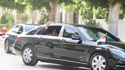 بهتافات تحيا مصر وصور الرئيس، الناخبون يتبادلون التحية مع السيسي عقب تصويته بانتخابات النواب (فيديو وصور)