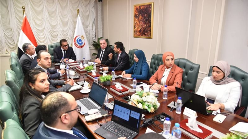 اجتماع وزير الصحة