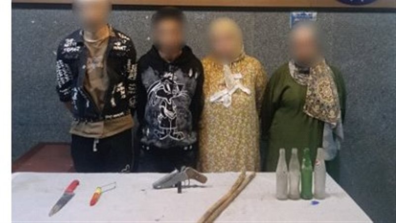 ضبط سيدتين وسائق