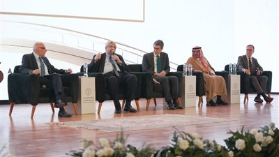 عوض تاج الدين: الربط بين السياسات الصحية والاستدامة المالية مفتاح تطوير النظام الصحي