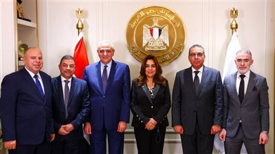 وزيرة التنمية المحلية ومحافظ الغربية يشهدان توقيع عقد تشغيل مرفقي النقل الداخلي بطنطا