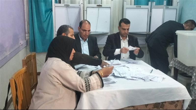 بدء فرز الأصوات داخل