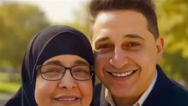 رضا البحراوي ووالدته،