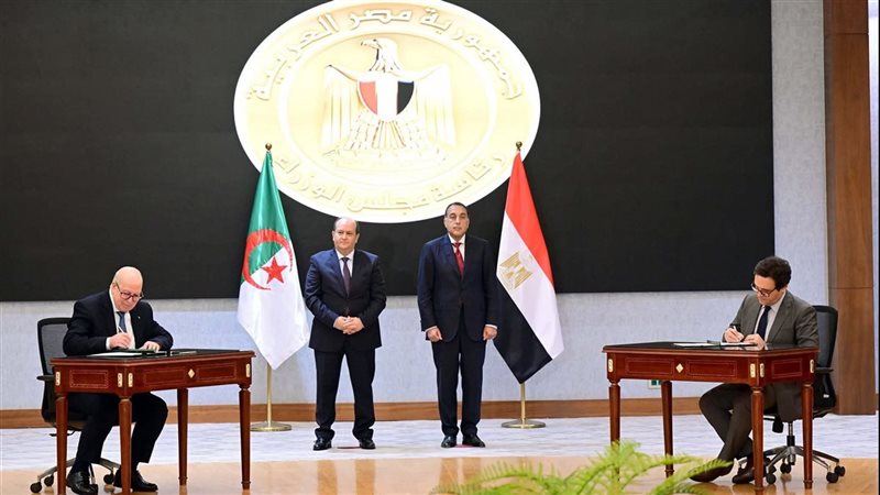 وزير الثقافة يوقّع