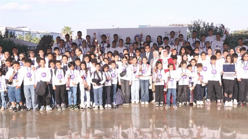 وزير الاتصالات مع