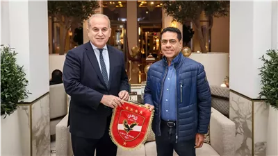 طارق قنديل يهدي درع وعلم الأهلي إلى سفير مصر بالمغرب