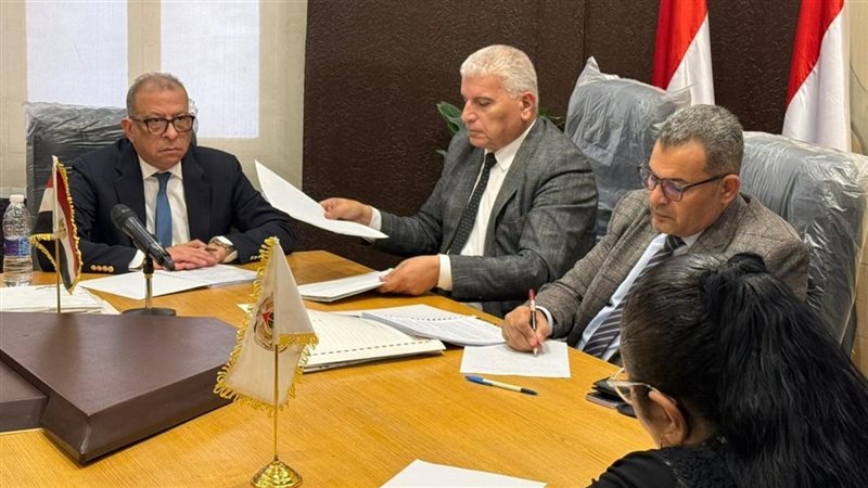 أشرف عبد العزيز وأعضاء
