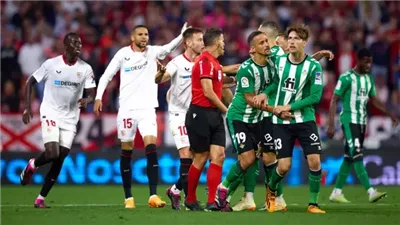 بعد توقف بسبب شغب الجماهير، بيتيس يضرب إشبيلية بثنائية في الدوري الإسباني