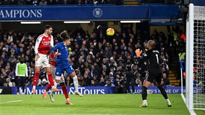 الدوري الإنجليزي، تشيلسي بـ10 لاعبين يتعادل مع آرسنال 1-1 